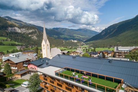 Spring, Activities, Summer, Balcony/Terrace, Autumn, Garden view, Landmark view, Mountain view, Sports