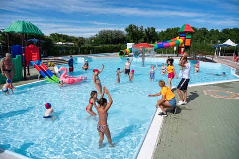 Swimming pool, children, young children