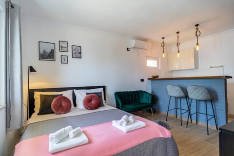 Bed, Dining area, Bedroom, kitchen, air conditioner