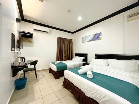 Bed, TV and multimedia, Living room, Photo of the whole room, Seating area, Bedroom, hair dresser, towels, air conditioner