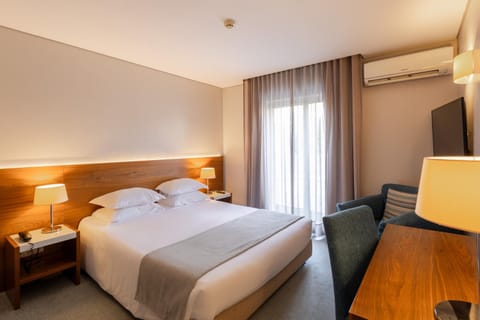 Bed, TV and multimedia, Photo of the whole room