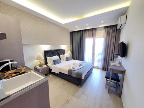 Bed, TV and multimedia, Kitchen or kitchenette, Photo of the whole room, Bedroom