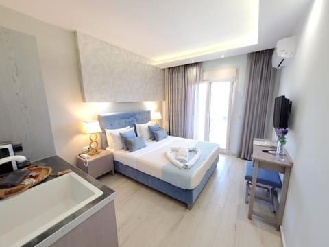 Bed, TV and multimedia, Photo of the whole room, Bedroom