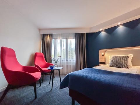 Bed, Photo of the whole room, Seating area, Bedroom