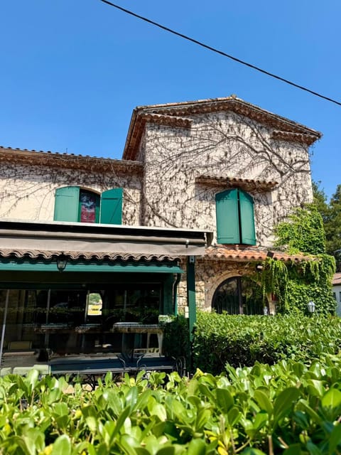 Property building, Restaurant/places to eat