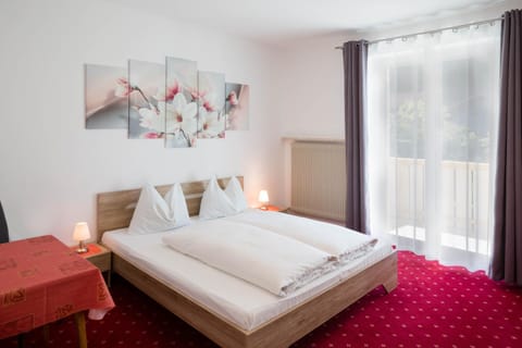 Photo of the whole room, Decorative detail, Mountain view