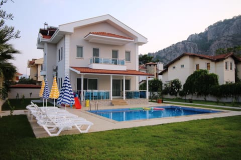 Property building, Swimming pool, Swimming pool