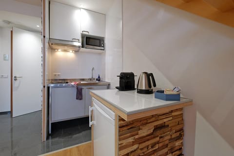 Coffee/tea facilities, Kitchen or kitchenette, Dining area