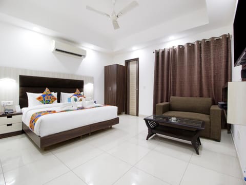 TV and multimedia, Living room, Seating area, Bedroom