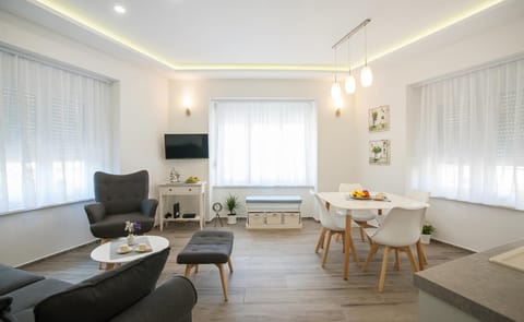 TV and multimedia, Living room, Dining area