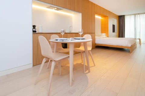 Kitchen or kitchenette, Dining area