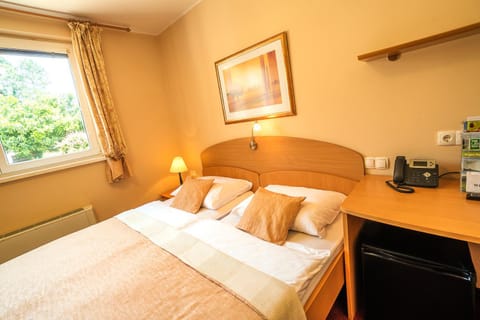 Bed, Bedroom, Garden view, Garden view, Mountain view