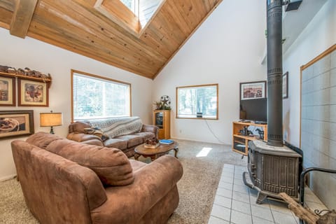 Sparrow Cove House in Shaver Lake