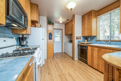 Sparrow Cove House in Shaver Lake