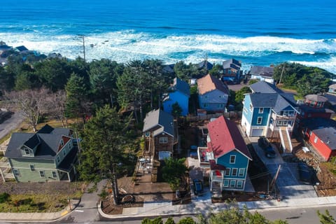 Beach house with a park House in Lincoln City