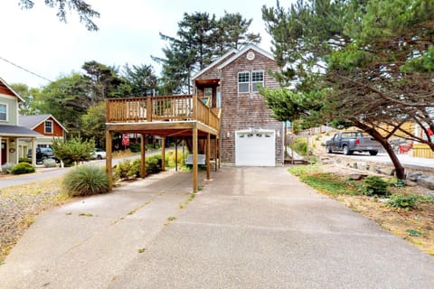 Beach house with a park House in Lincoln City