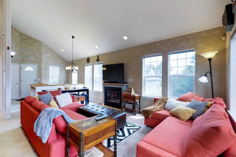 Beach house with a park House in Lincoln City