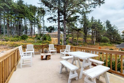 Beach house with a park House in Lincoln City