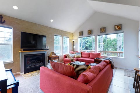 Beach house with a park House in Lincoln City
