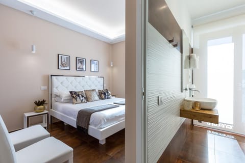 Bed, Bathroom, Photo of the whole room, Bedroom, hair dresser, Internal: Not applicable to any particular room