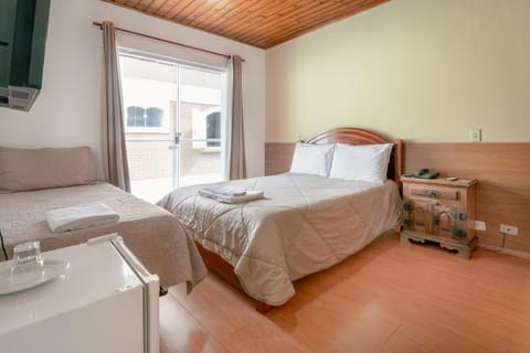 Bed, TV and multimedia, Photo of the whole room, Bedroom, towels