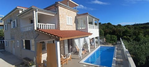 Property building, Day, Pool view, Swimming pool, sunbed