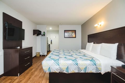 Bed, TV and multimedia, Photo of the whole room, Bedroom, furniture, wardrobe