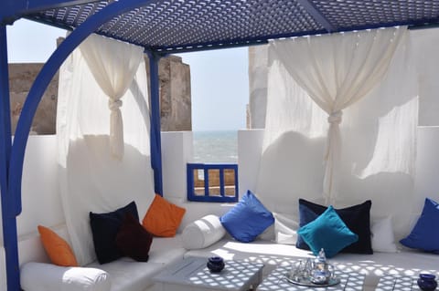 Patio, Day, Living room