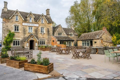 Property building, Patio, Day, Garden, Garden view