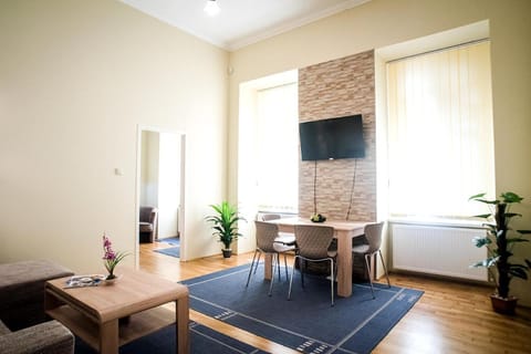 TV and multimedia, Living room, Photo of the whole room, Decorative detail, Dining area