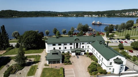 Facade/entrance, View (from property/room), Lake view, Inner courtyard view
