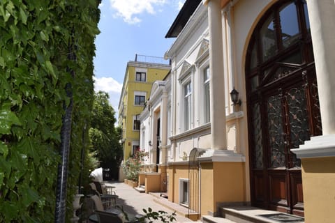 Facade/entrance