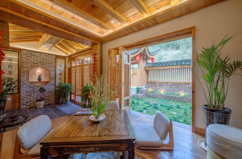 Garden, Seating area, Dining area, Garden view