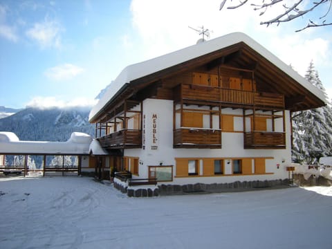 Facade/entrance, Winter