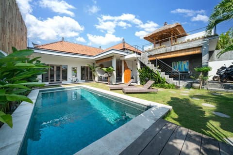 Property building, Garden, Pool view, Swimming pool