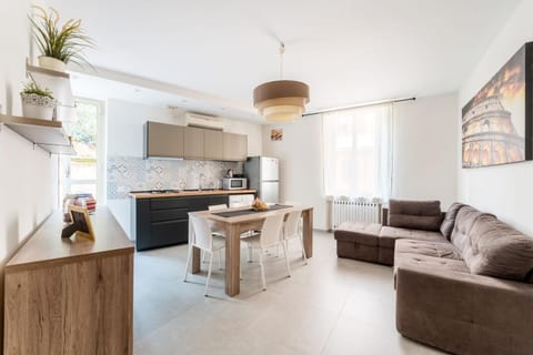 Kitchen or kitchenette, Living room, Seating area, Dining area, stove