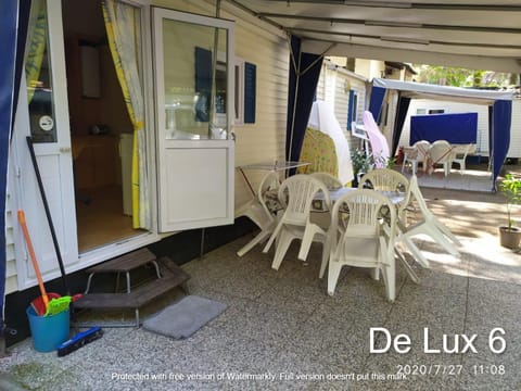 Facade/entrance, Balcony/Terrace