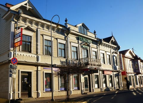 Restaurant/places to eat, Area and facilities