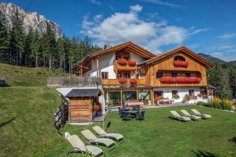 Property building, Day, Garden, Garden view