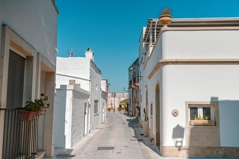 Property building, Day, Neighbourhood, City view, Street view