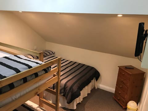 Bedroom, bunk bed