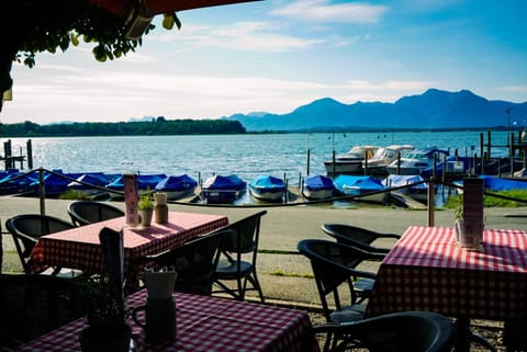 Restaurant/places to eat, View (from property/room), Balcony/Terrace, Lake view, Mountain view