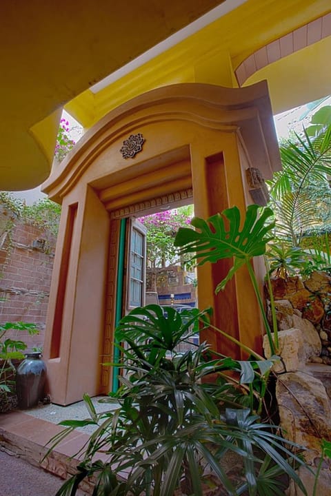 Facade/entrance, Area and facilities