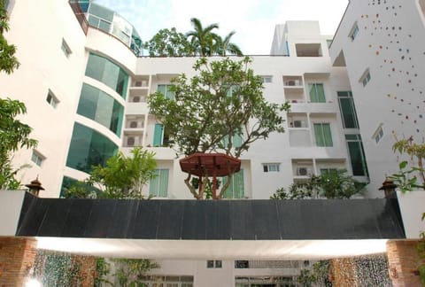 Property building, Facade/entrance, Garden