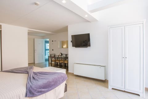 Bed, TV and multimedia, Living room, Photo of the whole room, Seating area, Dining area, Bedroom, wardrobe