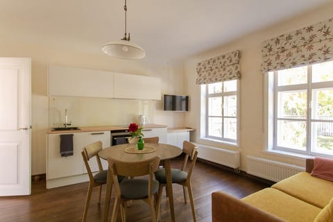 Kitchen or kitchenette, Living room, Seating area, Dining area, minibar, pet friendly