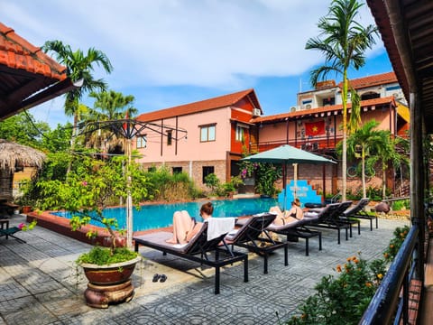 Swimming pool, sunbed