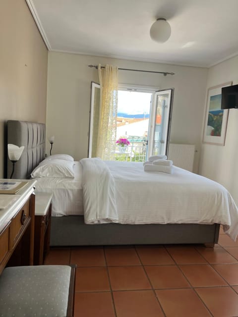 Bed, TV and multimedia, Photo of the whole room, Bedroom, towels