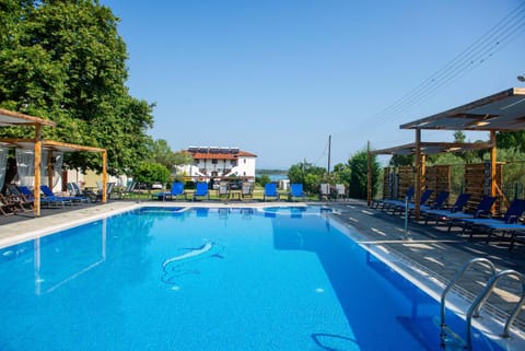 Swimming pool, sunbed