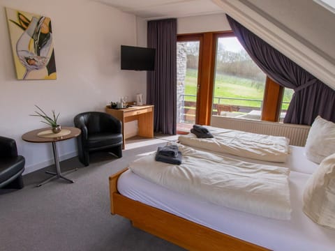 TV and multimedia, Photo of the whole room, Seating area, Bedroom